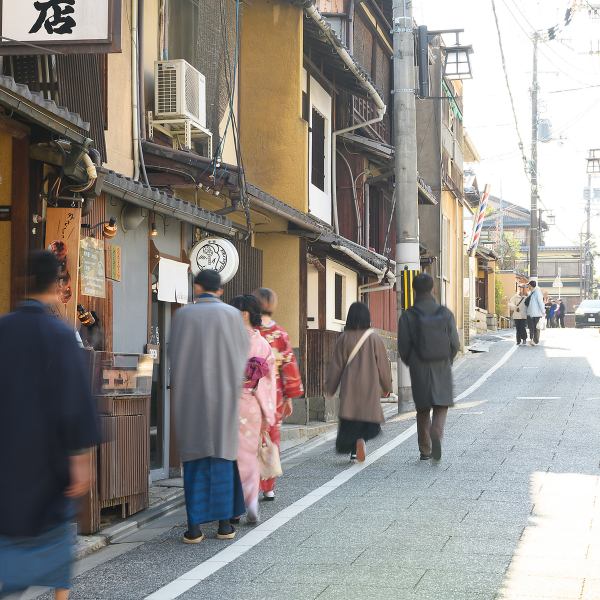 [Near Yasaka Shrine and Kodaiji Temple] Within a few minutes walk from famous sightseeing spots, it is a great location where you can stop by when you want to take a break ♪ You can feel free to use it for a cafe or lunch ◎