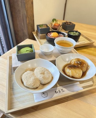 団子とおもちを食べ比べ