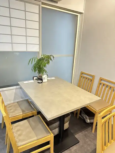 【料理が映えるこだわりのテーブル席】2~4名様でのご来店におすすめのテーブル席。こだわりランチとの相性抜群!料理が映える色味を基調としたテーブルと壁はSNS映えすること間違いないし!◎