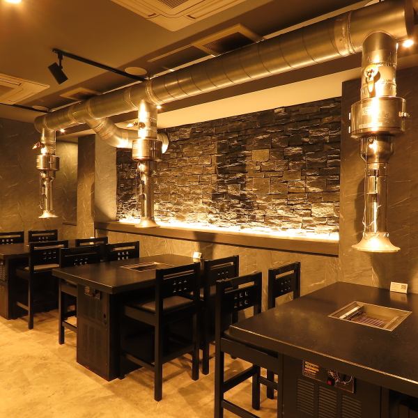 石調の壁と黒を基調にしたシックなデザインが特徴のこのお店は、長時間の食事や宴会にもぴったりです。初めて訪れる方でも、安心してくつろげる居心地の良さが魅力です◎