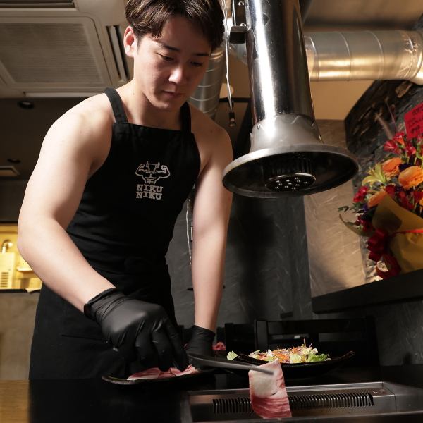 目の前で繰り広げられる、エンタメと肉の競演！厳選されたお肉を、鍛え抜かれたまっちょが最高の状態に焼き上げます。音楽に合わせたパフォーマンスは、五感で味わう至福の体験。さあ、シャッターチャンスは今！