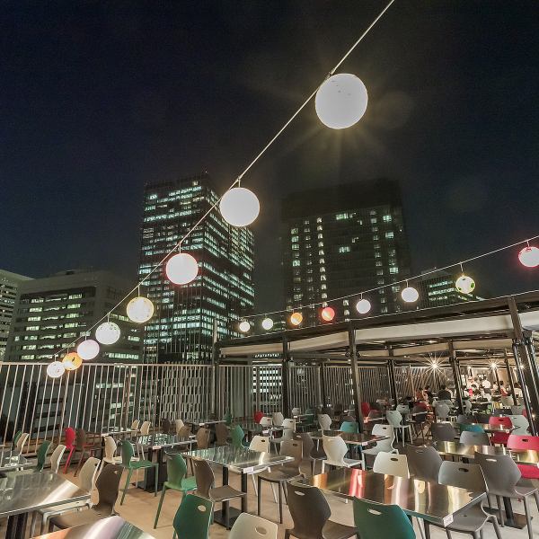 【眺望のよい屋上ビアガーデン】地上13階に位置する屋上ビアガーデンは、都会の真ん中とは思えない開放感と絶景が魅力です。昼間は青空の下で風を感じながら爽やかに、夜は大阪の街並みを見渡す美しい夜景とともに、非日常をお過ごしいただけます。