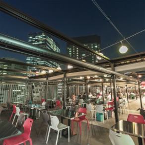 The terrace seating, where you can feel the breeze while gazing at the sky and the city, is a prime spot on the 13th floor.At dusk, the sky is dyed crimson, and at night, the glittering night view of Umeda unfolds, making it a location that will make you want to take pictures.It's perfect for dates or special occasions, creating unforgettable moments.Umeda/Osaka Station/Station Building/BBQ/Welcome & Farewell Parties/Rooftop/Banquets/Beer Garden