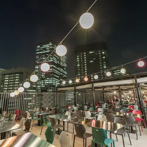 As you gaze at the twinkling lights in the night sky above Umeda, a peaceful time unique to spring flows by.In the heart of the city, find a warm and inviting place that offers a glimpse into the extraordinary—enjoy a moment of relaxation at "Umeda 1-chome Sky Beer."Umeda/Osaka Station/Station Building/BBQ/Yakiniku/Private Party/Welcome & Farewell Parties/Rooftop/Banquet/Beer Garden/Terrace