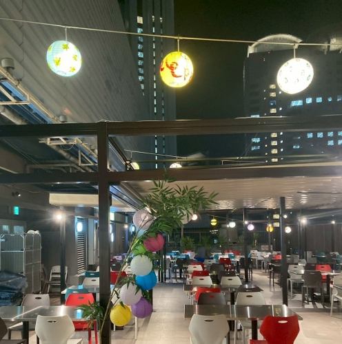 A colorful rooftop space unfolds, with open tent seating areas.Enjoy a moment of relaxation while feeling the breeze amidst the glow of lanterns.A place where liveliness and comfort combine to make the night a little more special.