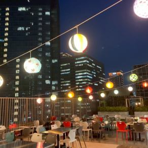 On the rooftop at night, the light of lanterns gently flickers.Enjoy a special time in an open space with colorful seating, while feeling the breeze.The lively atmosphere combined with a nostalgic feel makes spending time with friends naturally more enjoyable.Eating, drinking, talking, and before you know it, you've lost track of time—that kind of night.