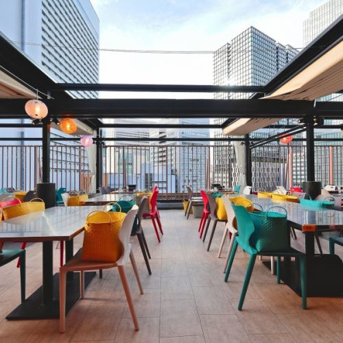 Raise a glass under the Umeda sky at our rooftop beer garden with a retractable tent! The open-air seating area with colorful chairs is sure to lift your spirits both day and night.It can handle sudden rain showers and strong midday sun, making it ideal for company parties and gatherings with friends.