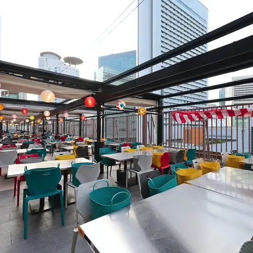 This luxurious plan, which allows you to rent out the entire rooftop, is perfect for large gatherings and commemorative parties.The open space offers panoramic views of Umeda, making it a great place to have fun without worrying about disturbing others.You can freely enjoy food and drinks, and spend a time feeling a sense of unity while experiencing something out of the ordinary, making it highly recommended for event planning.440 seats in summer (220 seats in winter)
