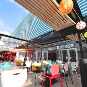 [This space is beyond imagination] Spaciously arranged tables and wide aisles.This rooftop space offers a stress-free and enjoyable experience.