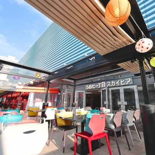 [This space is beyond imagination] Spaciously arranged tables and wide aisles.This rooftop space offers a stress-free and enjoyable experience.