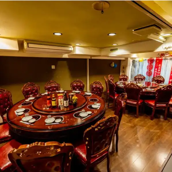 【最大150名様まで貸切対応◎】会社宴会や歓送迎会、忘新年会、同窓会、打ち上げなど幅広いシーンにおすすめ。人数やご希望に合わせたレイアウトにも柔軟に対応し、大人数でもゆったりと本格中華を楽しめる空間をご用意しております。