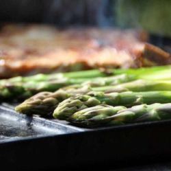 热盘上的芦笋和厚切培根