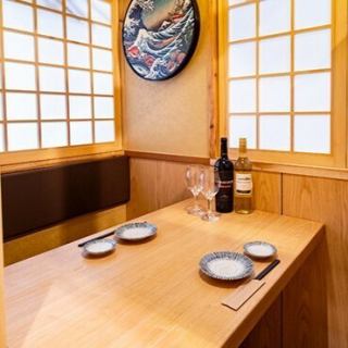 新橋で忙しさを忘れさせてくれる空間をご提供★女子会、合コン、接待などにオススメ！大人数のお客様に大人気の団体様用個室やお顔の見えるテーブル席もご用意しております！