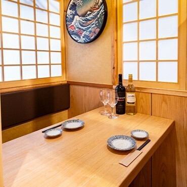 新橋で忙しさを忘れさせてくれる空間をご提供★女子会、合コン、接待などにオススメ！大人数のお客様に大人気の団体様用個室やお顔の見えるテーブル席もご用意しております！