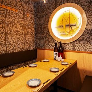 全てのお客様にゆったりと寛いで頂きたいため、掘り炬燵個室も完備！足を伸ばしてお座り頂けるため、落ち着いた宴会にも最適な席となっております。友人・同僚との飲み会にもピッタリ