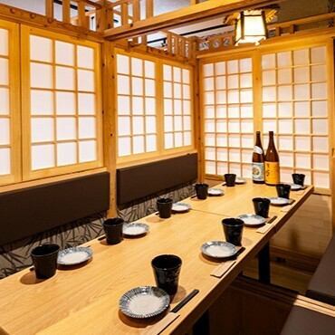 人数に合わせて、個室のご用意ができます！広々とした空間なので宴会や女子会、合コンなど様々なシーンに合わせてご利用いただけます！扉付きなので周りのお客様を気にすることなくゆったりとお過ごしいただけます◎