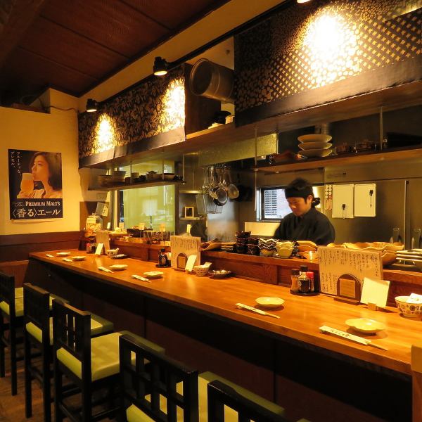 気さくな店主との楽しい会話を楽しみながら絶品料理を味わえるカウンター席。カウンターには店主が毎日丹精込めて手作りする自慢のおばんざいが立ち並びます。お酒との相性ピッタリのこだわりの品々に是非舌鼓下さい。お一人様でも大歓迎。【岡山/岡山駅/表町/居酒屋/肉/焼肉/魚/焼酎/もつ鍋/宴会/歓送迎会/女子会/二次会】