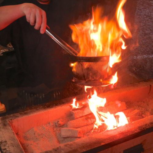 豪快に炭火で直焼き調理！
