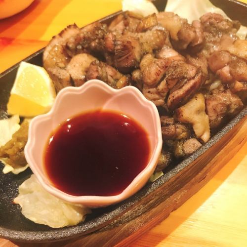 「さぬきコーチン」を豪快に焼いた炭火黒焼き！