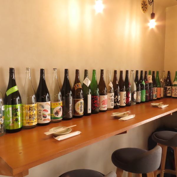 明るい店内で、落ち着いた和モダンを基調とした心地よい空間。上品さと温かさが調和した雰囲気で、ゆったりとお食事をお楽しみいただけます。