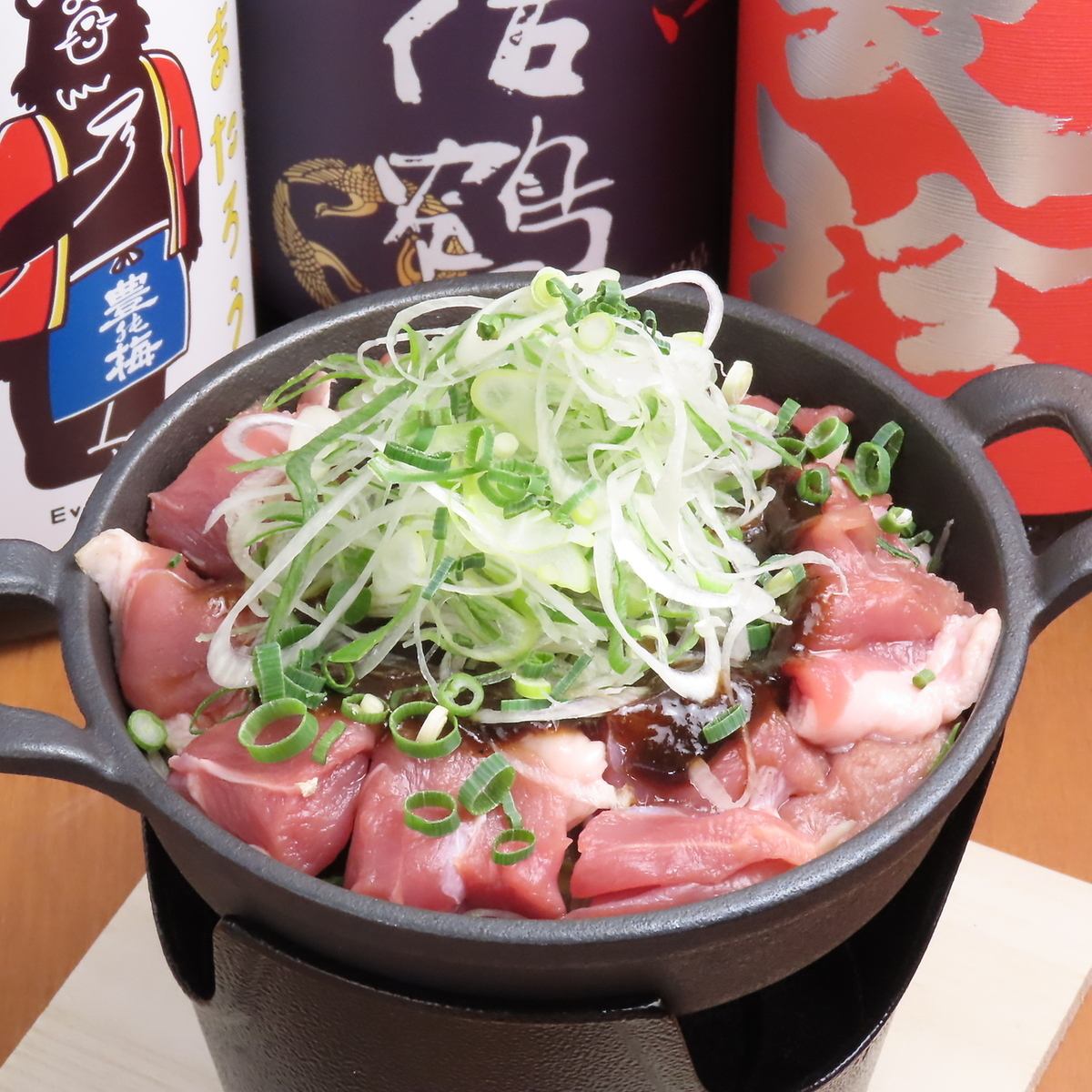 仕事終わりに料理とお酒を楽しむ