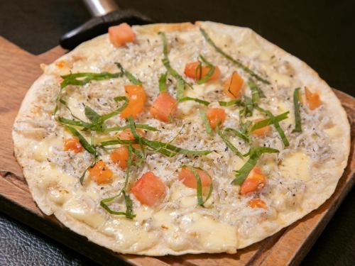 京都山田製油の特製ごま油を使用した しらすのピザ