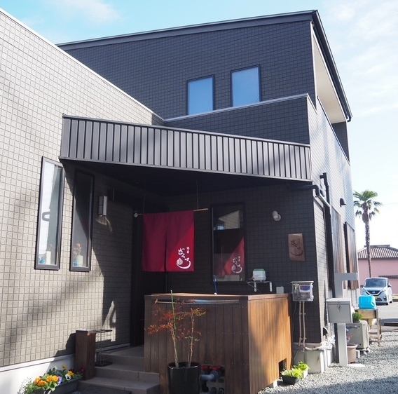 [The red noren curtain and black building are landmarks!] Our store is located in a residential area.We are open until 11pm, so please feel free to come by ♪ Locals, business travelers, and sightseeing alike are all welcome ♪