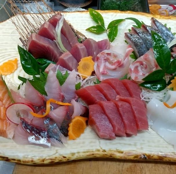 [Very satisfying!!] A luxurious sashimi platter with 5 to 6 types!