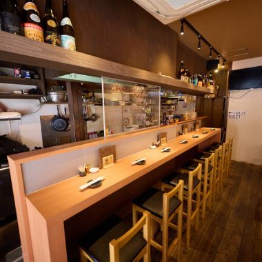 店内は温かい雰囲気で、お一人様でも気軽に立ち寄りやすい◎目の前で炭火調理など眺めながら出来立ての料理を味わうことができるカウンター席は、ちょっと特別なお席。料理のライブ感を五感で楽しめる臨場感あふれる空間で、デート利用にもオススメです！