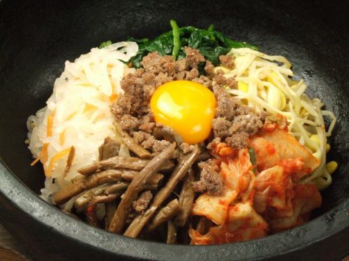 돌솥 비빔밥 (스프 포함)