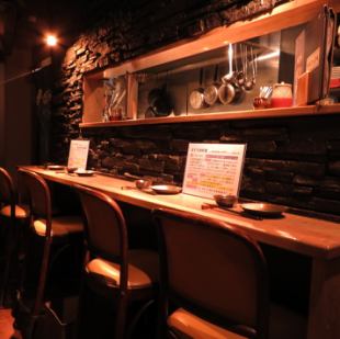 There are 4 seats at the counter that can be easily used by one person! The owner will escort you if you talk with the friendly staff and recommend local sake and food! The counter is hot!