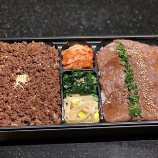Top quality Saga beef soboro and yakiniku bento