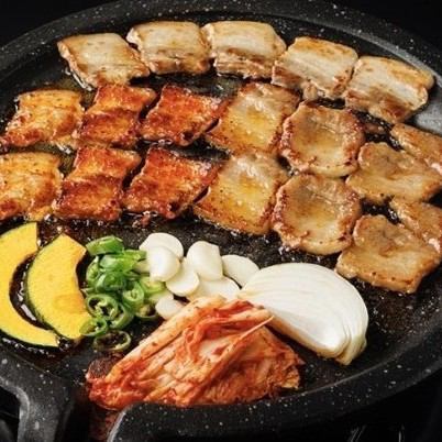 Samgyeopsal included [Lunch★90 minutes all-you-can-eat and drink] + 20 types of Korean dishes + soft drinks 1,890 yen