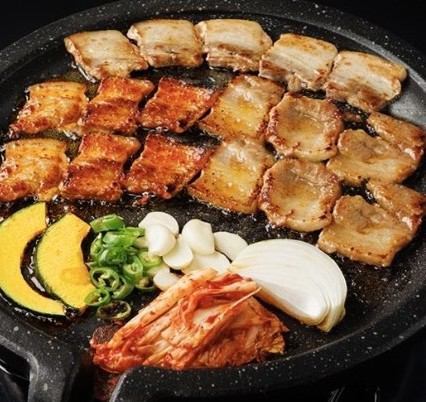 Samgyeopsal included [Lunch★90 minutes all-you-can-eat and drink] + 20 types of Korean dishes + soft drinks 1,890 yen