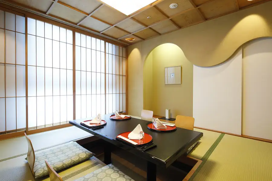 【月】最大6名様まで利用可能な掘りごたつの完全個室。接待や和食デートにも是非。【小倉駅直結×全室個室】接待・顔合わせ・結納・法事に選ばれる会席料亭。掘りごたつ席完備、駐車場直結で雨の日やご高齢の方も安心です。着物の給仕が接客いたします。