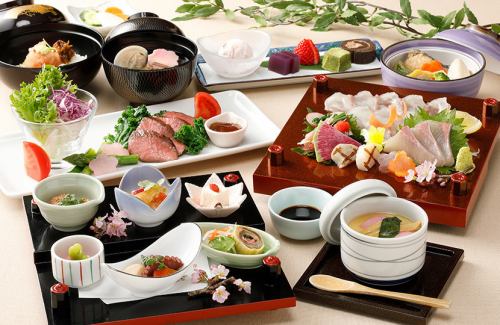 【豪華懷石料理】享用時令食材（特選懷石料理）11道菜13,000日圓（含稅和服務）包括開胃菜、生魚片、牛排和甜點