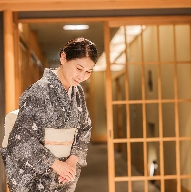 日本料理祇園のおもてなし。完全予約制の個室で着物のスタッフ接遇いたします。