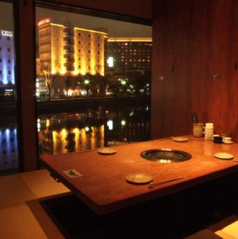 Along the Naka River flowing through the center of Hakata, you can admire the night view of Nakasu.