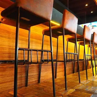 3階はバー仕様になっており、喫煙もOK！おひとり利用時にもおすすめなカウンター席や、ゆったりできるソファー席などご用意しております。ダーツなど遊べるゲームもございます◎