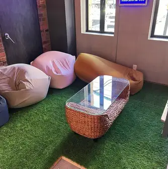 ゆったりとお楽しみいただくためにビーズクッションのある個室もご用意しております。洗練されたデザイナーズ空間では、女子会や誕生日会、デートやコンパなど、様々なシーンでご利用頂けます♪