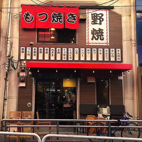 赤ちょうちん系のアットオームで落ち着く雰囲気の店内。