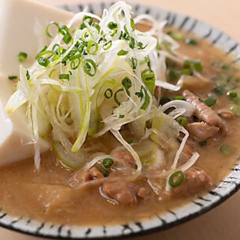 その日串打ちした新鮮なもつ豚鶏を野焼きがジューシーでうまみのあるもつ焼き・焼きとん・焼鳥に仕上げます！素材の味と炭の香りをまとった塩もよし！秘伝のタレもよし！もつの煮込み・刺しはしっかり旨い。