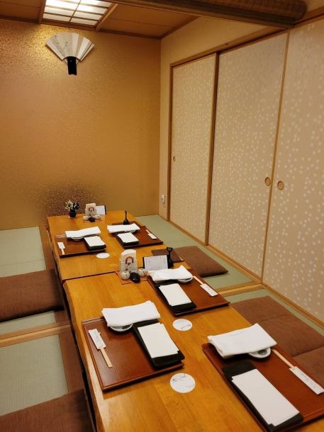 掘りごたつ式ですので足をのばして最後までゆったりとおくつろぎいただけます。ご宴会や接待、記念日や誕生日などのご利用に人気です。パネルの設置や対面にならないように配慮もしているので安心してゆったりとお使いいただけます。