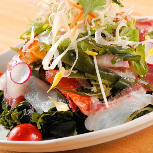 札幌名物　10品目のラーメンサラダ/海鮮サラダ