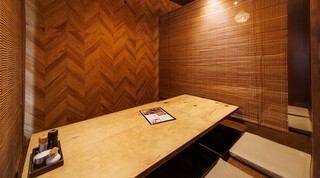 Even if you have a small number of people, you can feel like you're in a private room with the large bamboo blinds. All seats have sunken kotatsu tables, so you can relax and stretch your legs.