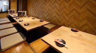 This is a semi-private room with a sunken kotatsu seat, with walls separating both backs and large blinds on the left and right sides.This is a popular seat, so we recommend making reservations early.