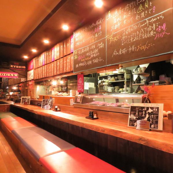 One person is welcome ◎ This is a counter seat with a sunken kotatsu floor where you can have a leisurely conversation.Perfect for a quick drink by yourself or for a small group of couples or friends!