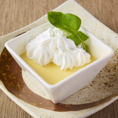 Smooth pudding with whipped cream