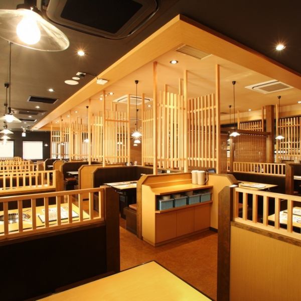 Spacious interior is bright and open ♪ Enjoy casual wear and meals around the table ★ Perfect for various banquets and families ♪ Desserts such as soft albumen tofu and vanilla soft are included in all you can eat ◎ full of stomach to eat and full ... ♪ It is a popular shop for families ♪