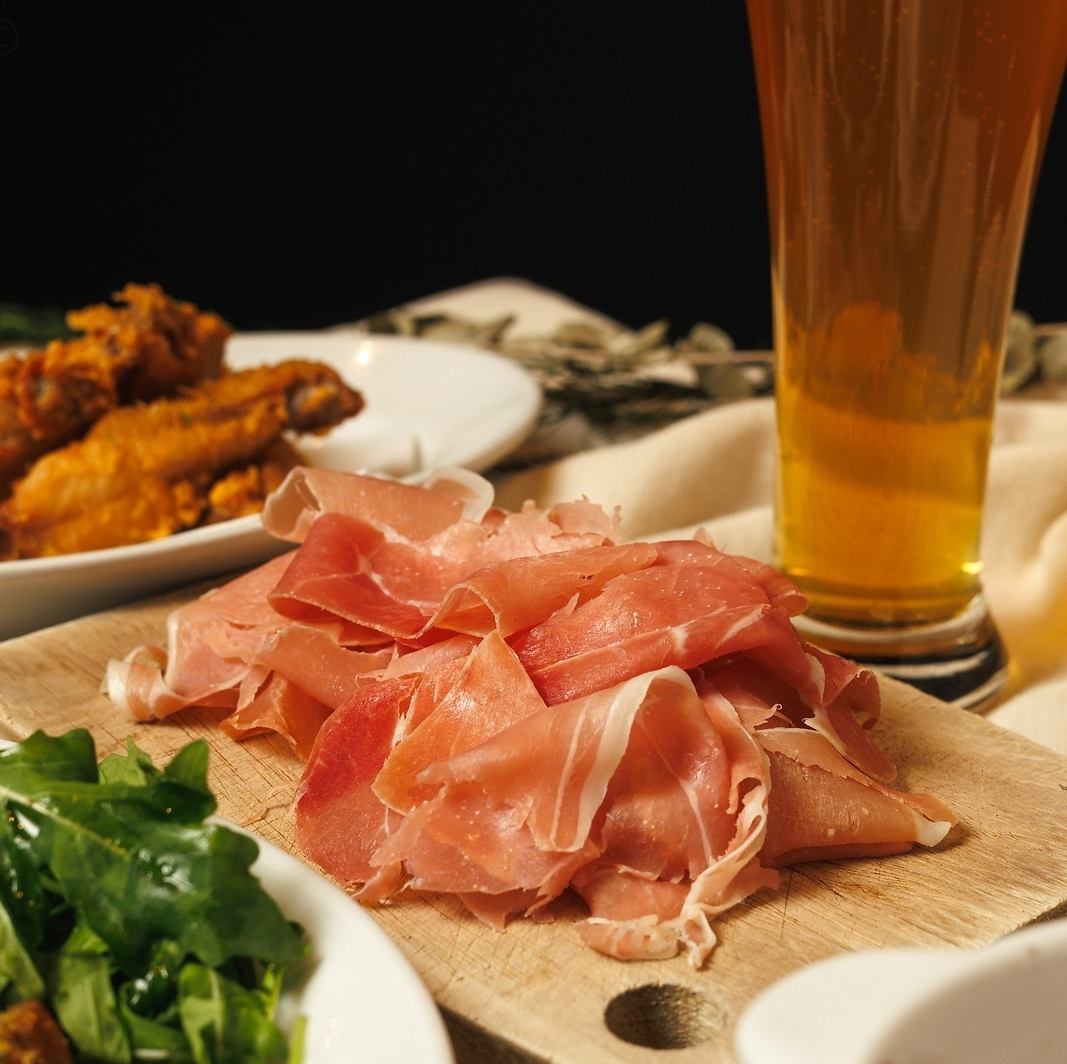 【新宿駅ビルNEWomanフードホール内】11:00より昼飲み大歓迎♪